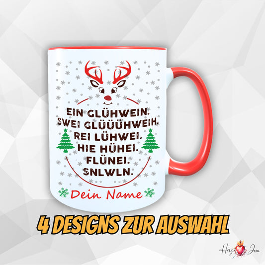 Vier verschiedene personalisierte Weihnachts-Tassen Designs zur Auswahl. Design 1: lustiger Glühwein-Text mit Rentier und Tannenbäumen. Design 2: bunte Weihnachtsmotive wie Geschenke, Tannenbaum und Figuren mit Schrift ‚Frohe Weihnachten Wunschname‘. Design 3: Schriftzug ‚We wish you a Merry Christmas‘ in Form eines Weihnachtsbaums mit Wunschname. Design 4: Glühwein-Tasse mit Rentier und Aufschrift ‚Glühwein Tester Dein Name‘. Alle Tassen mit rotem Henkel und individuellem Namensdruck.