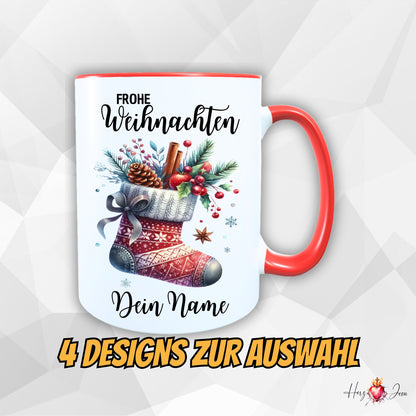 Personalisierte Weihnachtstasse mit rotem Henkel, Motiv Weihnachtsstrumpf mit Zweigen, Zimt und Beeren, Aufdruck Frohe Weihnachten, 4 Designs zur Auswahl, mit eigenem Namen bedruckbar