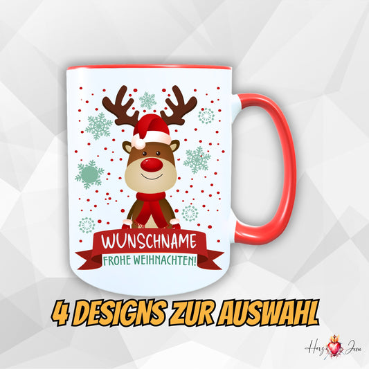 Weihnachtstasse mit rotem Henkel und Rand, bedruckt mit einem fröhlichen Rentier im Weihnachtslook, Schneeflocken und Textfeld „Wunschname – Frohe Weihnachten!“